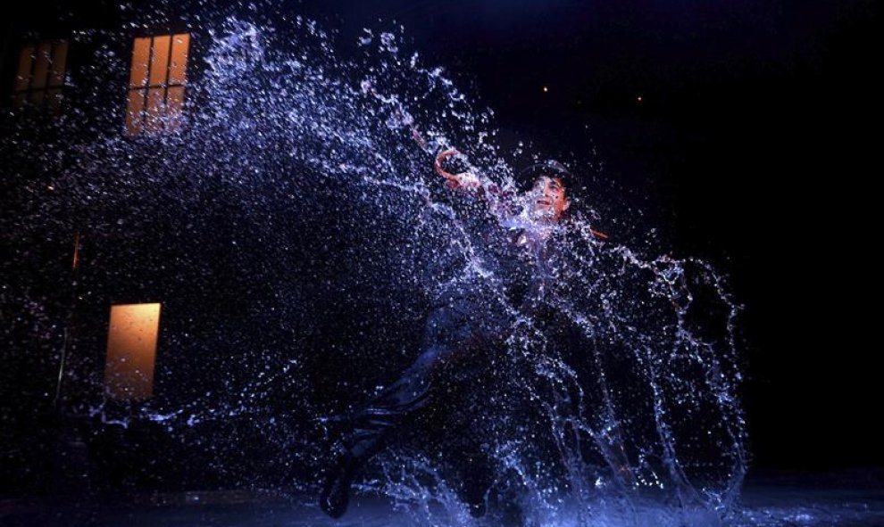 El actor australiano Adam Garcia actúa durante el pase a los medios del musical 'Cantando Bajo la Lluvia' en el Teatro Her Majesty en Melbourne (Australia). El musical se estrena el próximo 14 de mayo de 2016. EFE/Tracey Nearmy