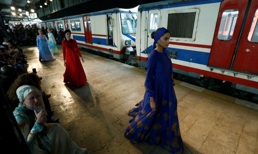 Modelos desfilan durante la Semana de la Moda en una estación de tren de Estambul, Turquía. REUTERS/Murad Sezer