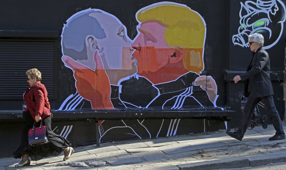 Un mural representa al candidato a la presidencia de EEUU Donald Trump besando al presidente ruso Vladimir Putin.Petras Malukas / AFP