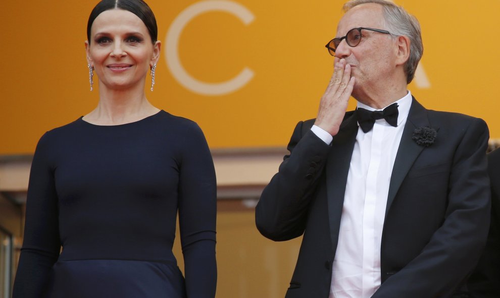 Los miembros del reparto  de la película 'Ma loute' Juliette Binoche y Fabrice Luchini posan en la alfombra roja al llegar a la proyección de la película " Ma loute " en el 69º Festival de Cine de Cannes.- REUTERS / Jean -Paul Pelissier