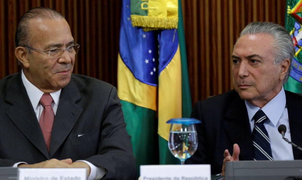 El presidente interino de Brasil, Michel Temer (derecha), durante la primera reunión ministerial en el Palacio de Planalto, en Brasilia , Brasil .-REUTERS / Ueslei Marcelino