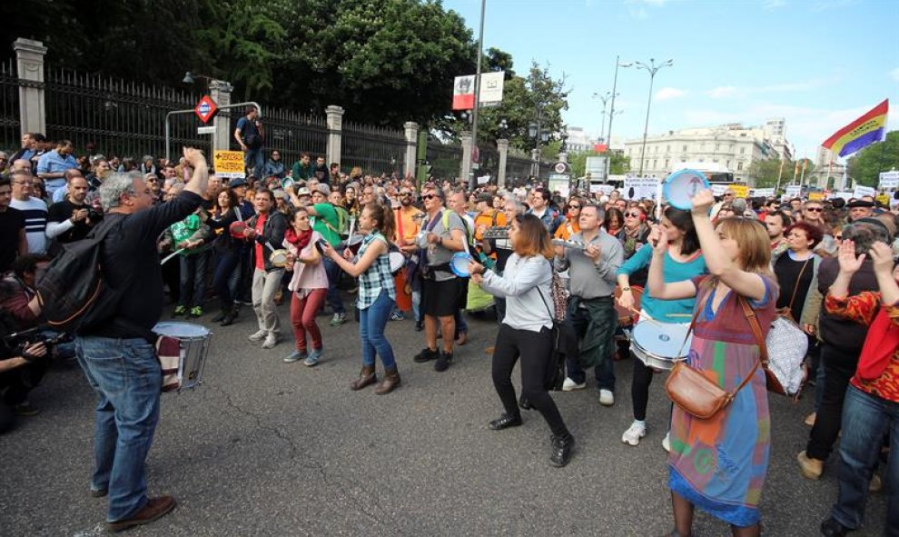 Cientos de personas participan en una manifestación entre la Plaza de Cibeles y la Puerta del Sol para conmemorar el quinto aniversario del movimiento 15-M.- EFE/Ana Márquez