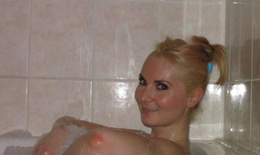 Facebook censuró esta imagen de una mujer en la ducha tras confundir sus codos con sus pechos