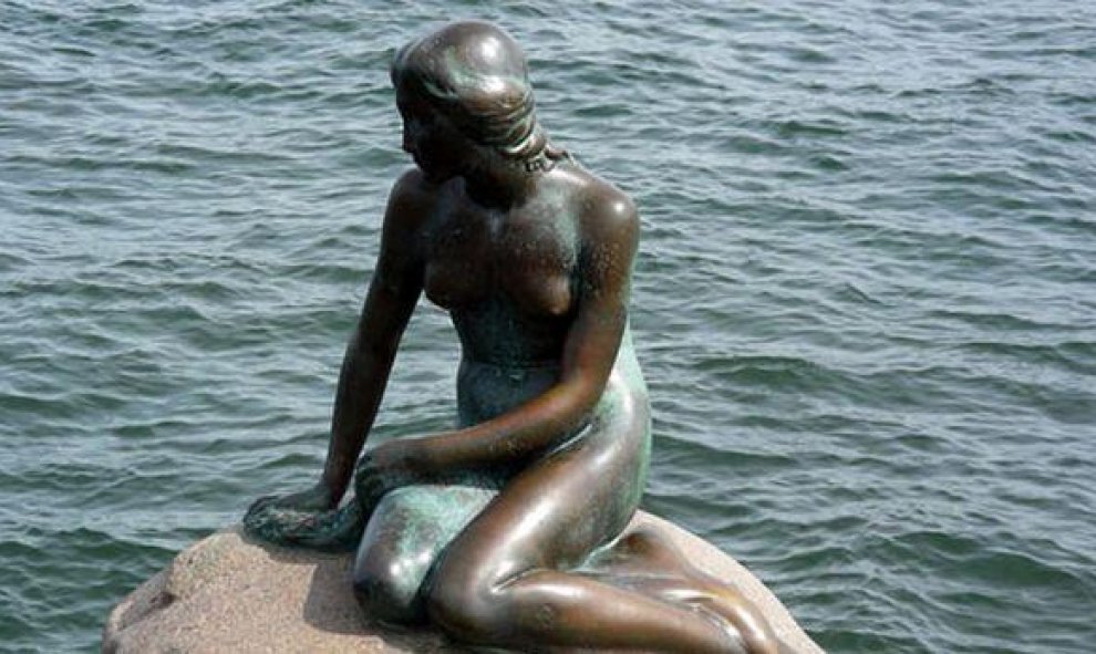 En Dinamarca, la fotografía del busto de La Sirenita fue censurada en Facebook por violar política de red social.