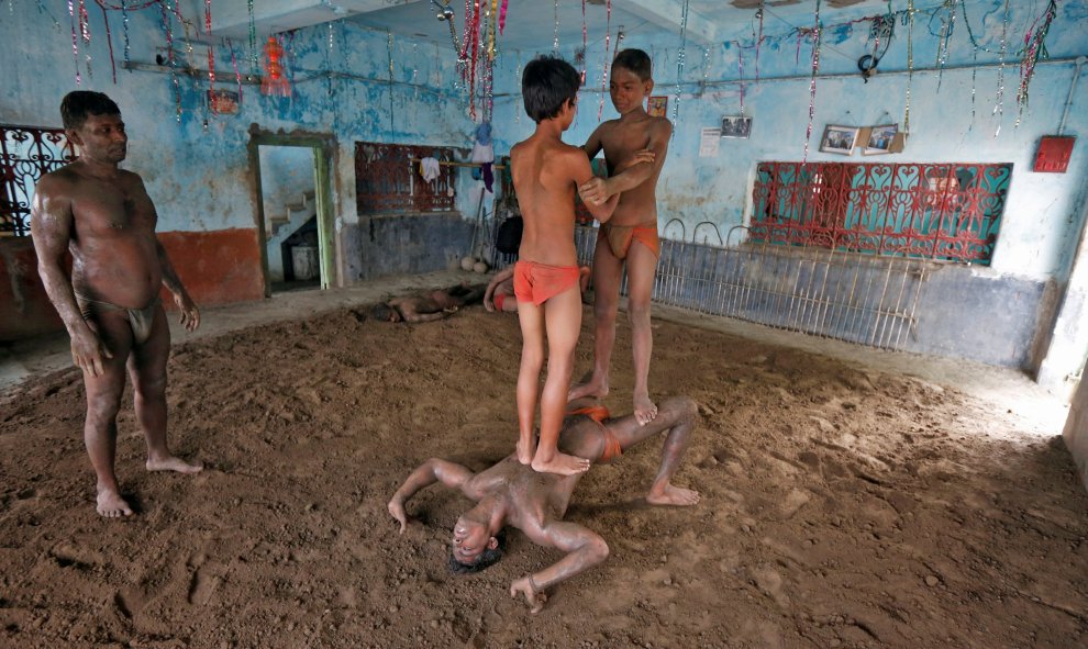 Luchadores entrenan en un centro de entrenamiento de lucha tradicional indio en las orillas del río Ganges en Calcuta. REUTERS/Rupak De Chowdhuri