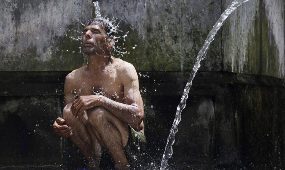 Un hombre se refresca en una fuente en un día caluroso en Amritsar, India. EFE/Raminder Pal Singh