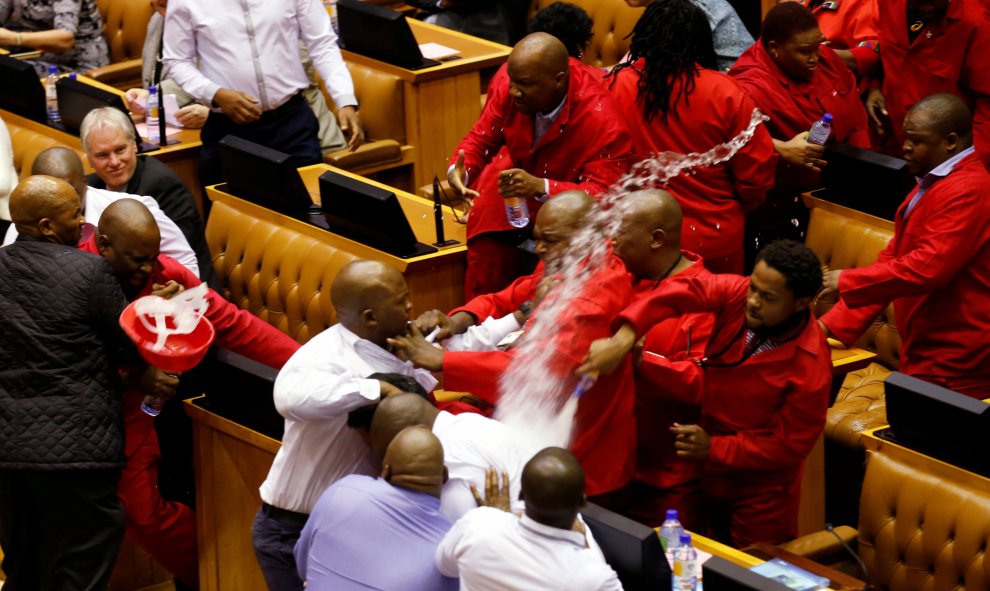 El líder del partido Combatientes por la Libertad Económica Julius Malema y los miembros de éste forcejean con la seguridad del Parlamento al ser expulsados ​​de la cámara en Ciudad del Cabo, Sudáfrica. REUTERS/Mike Hutchings