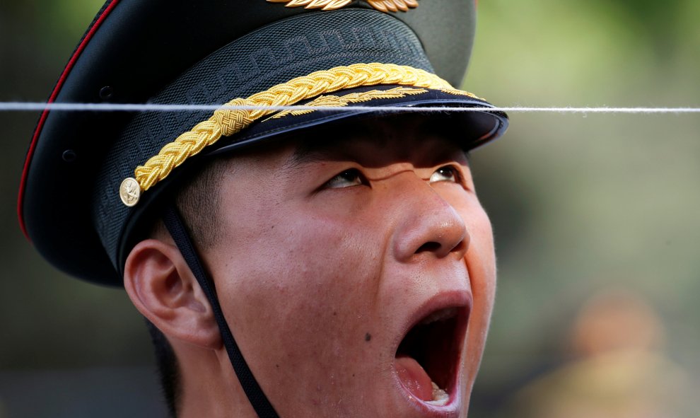 Un miembro del Ejército de Liberación del Pueblo chino permanece detrás de una cadena antes de la ceremonia de bienvenida para el presidente de Mozambique Filipe Nyussi en Pekín. REUTERS/Kim Kyung-Hoon