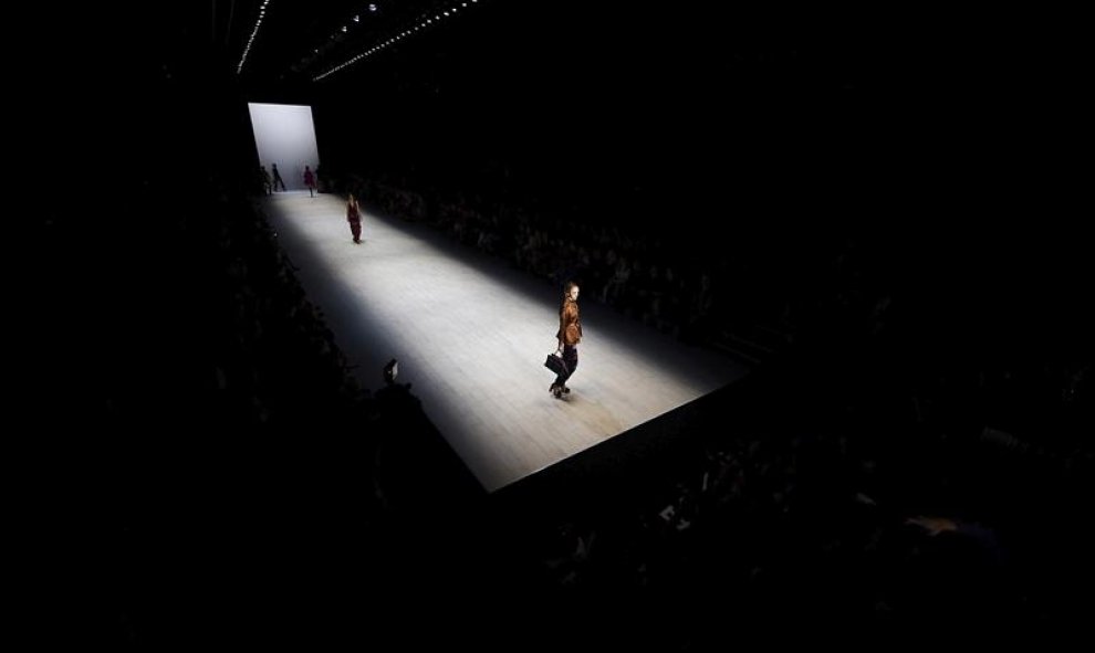 Modelos presentan las creaciones de Cynthia Rowley durante la Australia Mercedes-Benz Fashion Week en Sídney, Australia. EFE/Tracey Nearmy