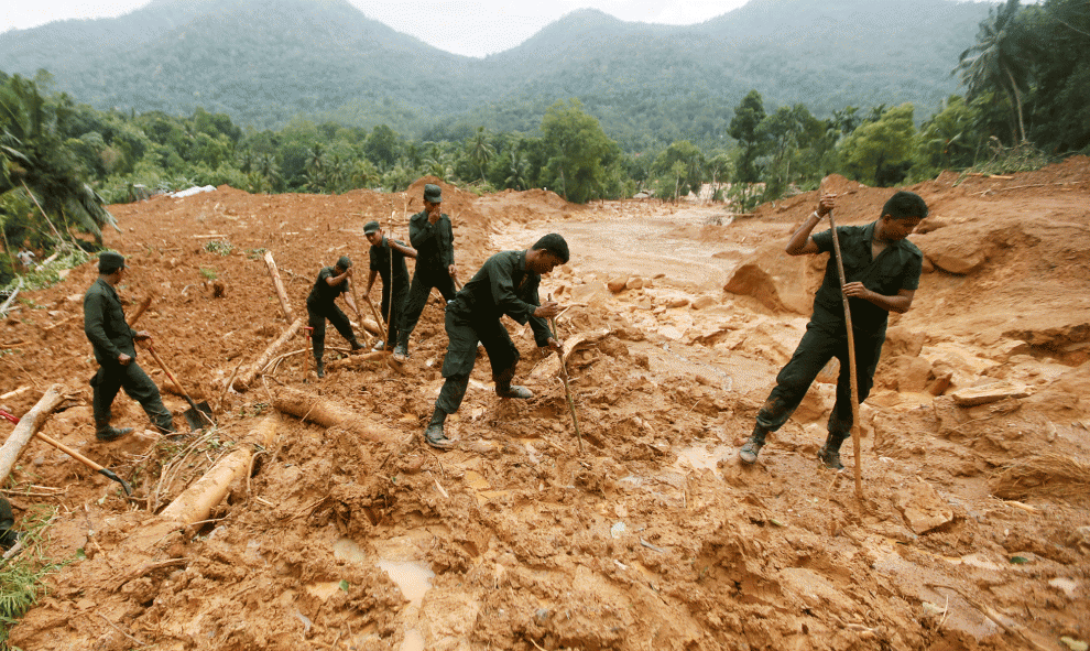 Los miembros del ejército de Sri Lanka rescatan a las víctimas de las inundaciones que sufrió el país tras las lluvias torrenciales. En Elangipitiya, pueblo de Aranayaka, Sri Lanka. REUTERS/Dinuka Liyanawatte