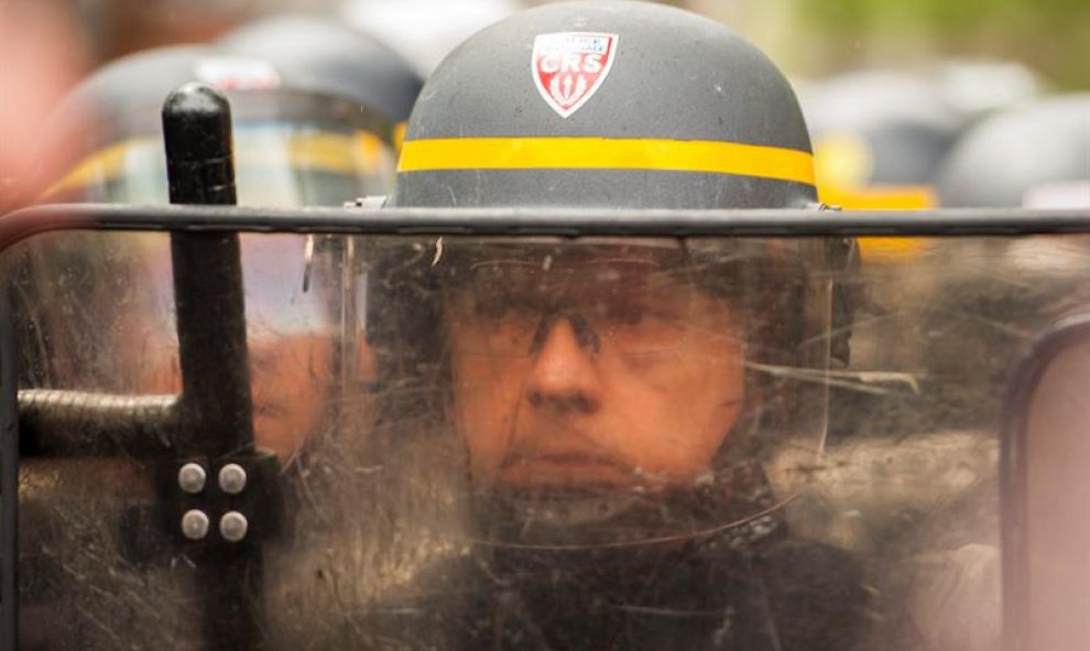 Vista de un miembro de la policía francesa antidisturbios durante una protesta contra la reforma laboral del gobierno francés en la plaza de la Nación de París, Francia. Una nueva oleada de manifestaciones en toda Francia mantuvo hoy el pulso ciudadano co