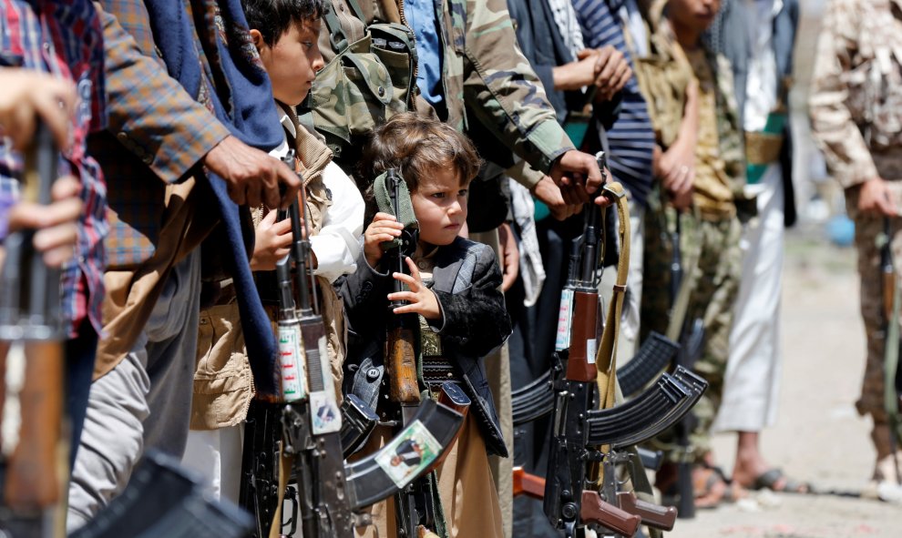 Un niño asiste a una reunión celebrada por miembros de tribus leales al movimiento Houthi para mostrar su apoyo a éste.Sanaa, Yemen. REUTERS/Khaled Abdullah