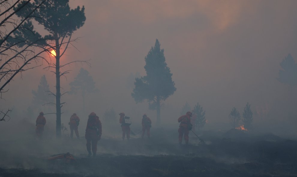 Equipos de rescate durante un incendio forestal en Hulun Buir, al norte de China. REUTERS