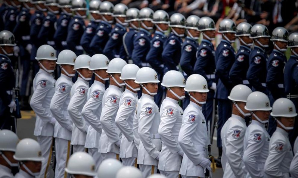 Miembros de la guardia de honor durante la ceremonia de investidura de la nueva presidenta de Taiwán, Tsai Ing-wen, en Taipei, Taiwán. EFE/Ritchie B. Tongo