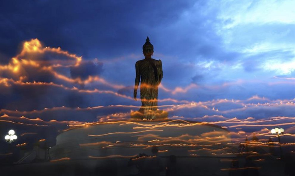 Un grupo de budistas rezan alrededor de una estatua en el parque Buddha Monthon durante la celebración del día del Buda en la provincia de Nakon Pathom, Tailandia. Los budistas celebran el Wesak (día del Buda), considerado el mayor evento de la historia,