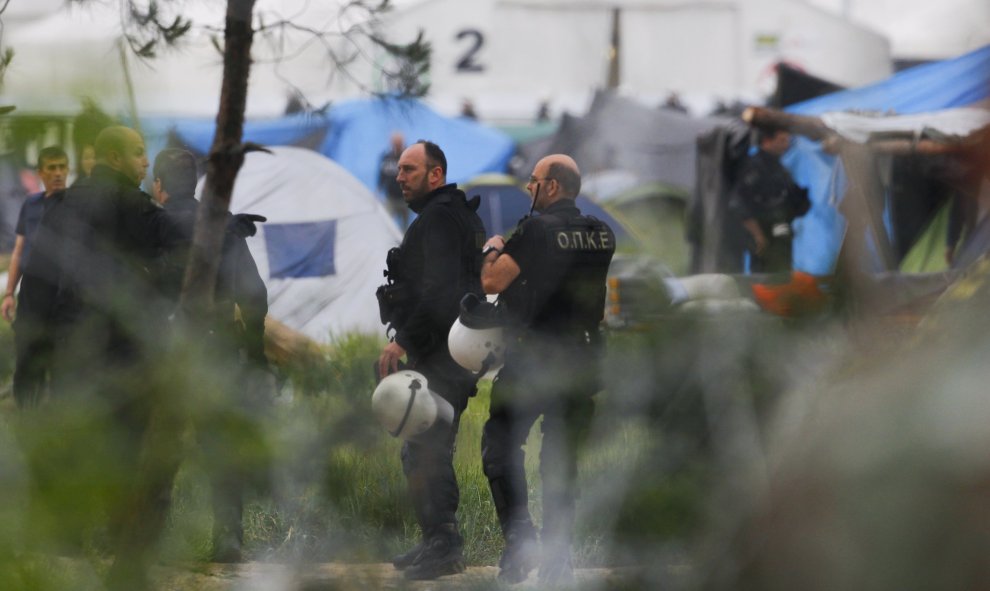 Agentes de la policía helena durante el desalojo del campamento de Idomeni, en la frontera entre Grecia y Macedonia. REUTERS/OgnenTeofilovski