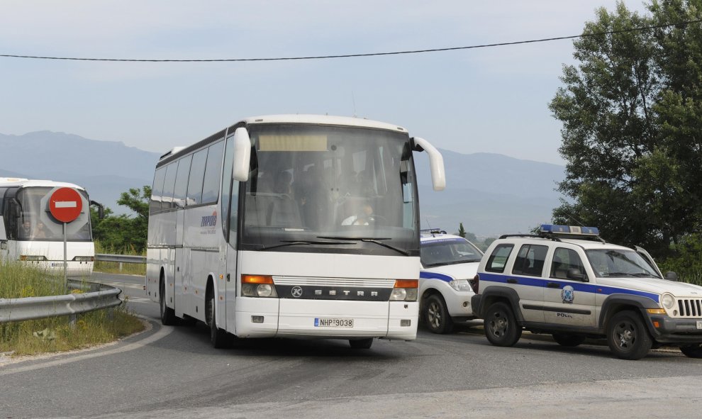 Refugiados en el autobus que les traslada a un centro de acogida tras el desalojo policial del campo de Idomeni, en la frontera greco-macedonia. REUTERS/Alexandros Avramidis