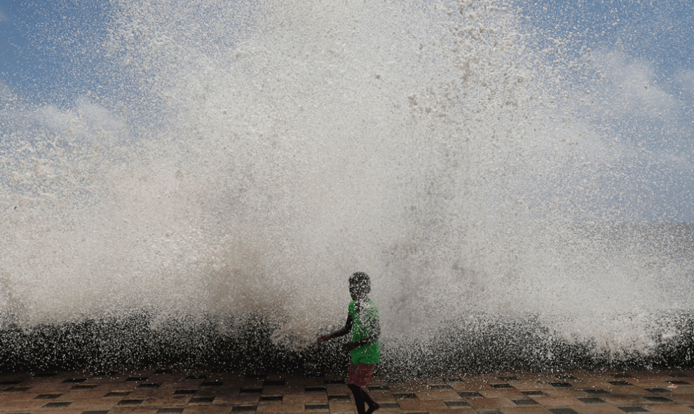 Una niña se moja por el impacto de una ola gigante en Mumbai, India. REUTERS/Danish Siddiqui