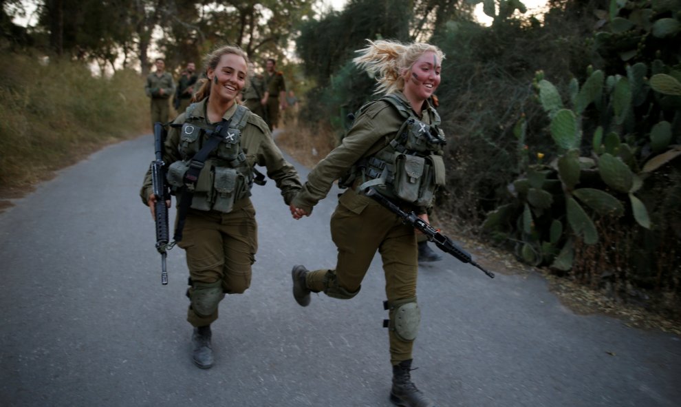 Entrenamiento de las soldadas israelíes de la Brigada de Búzqueda y Captura en el bosque de Ben Shemen, cerca de la ciudad de Modi'in. REUTERS/Amir Cohen