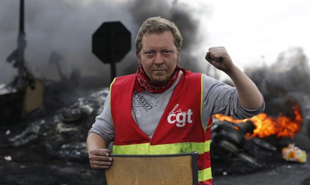 Un sindicalistas mira a cámara tras crear una barricada para impedir el acceso a una refinería durante la huelga en Douchy les Mines, al norte de Francia. Las huelgas en seis de las ocho refinerías francesas y los bloqueos que se prolongan desde hace días