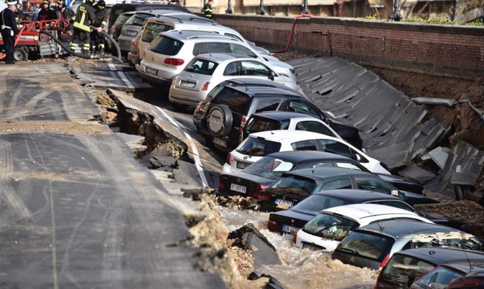 Una veintena de coches se han visto afectados por el desplazamiento de tierra. EFE//Maurizio Degl' Innocenti