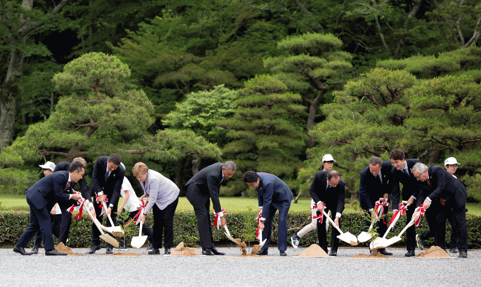 Los principales líderes del G-7 plantan un árbol en el santuario de Ise Jingu (Japón). REUTERS/Carolyn Kaster/Pool