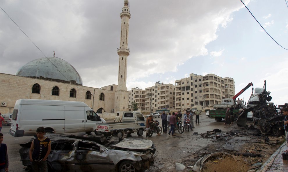 personas inspeccionan los daños después de una explosión que ocurrió cerca de una mezquita en la ciudad controlada por los rebeldes de Idlib , Siria.- Ammar Abdullah