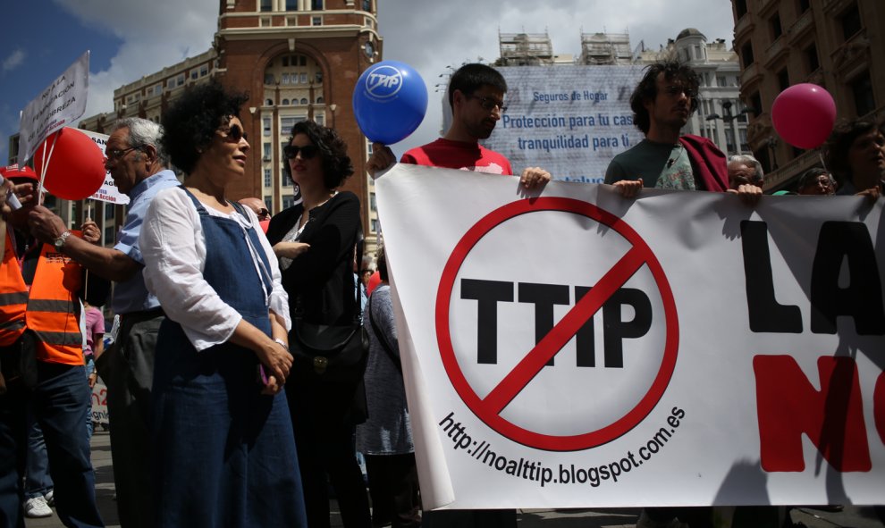 Manifestantes de las Marchas de la Dignidad contra el TTIP.- JAIRO VARGAS