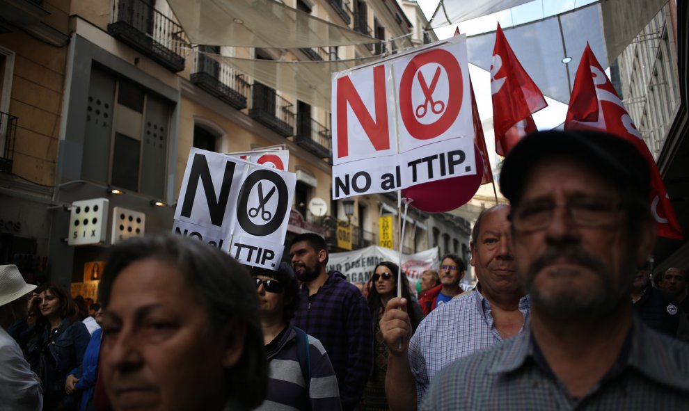 Carteles contra el TTIP en las manifestación de Madrid.- JAIRO VARGAS