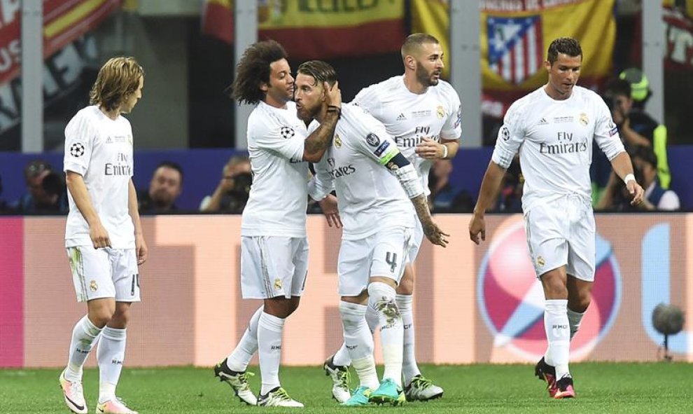 Sergio Ramos, del Real Madrid, celebra su gol con Modric, Marcelo, Benzema y Ronaldo, en la final de la Champions League en Milán. EFE/EPA/DANIELE MASCOLO
