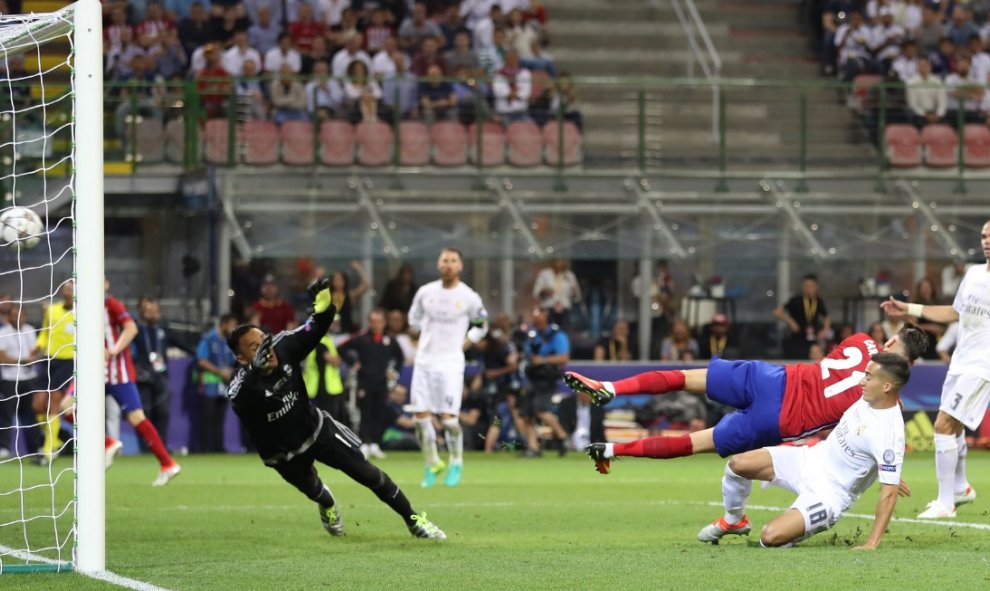 Yannick Ferreira Carrasco marca el primer gol del Atlético de Madrid en la final de la Champions League en el estadio de San Siro, en Milán. REUTERS / Kai Pfaffenbach