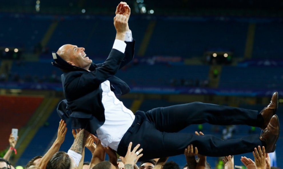 Zinedine Zidane, entrenador del Real Madrid, manteado por sus jugadores después de que el equipo se proclamase ganador de la Copa de Europa. REUTERS/ Kai Pfaffenbach