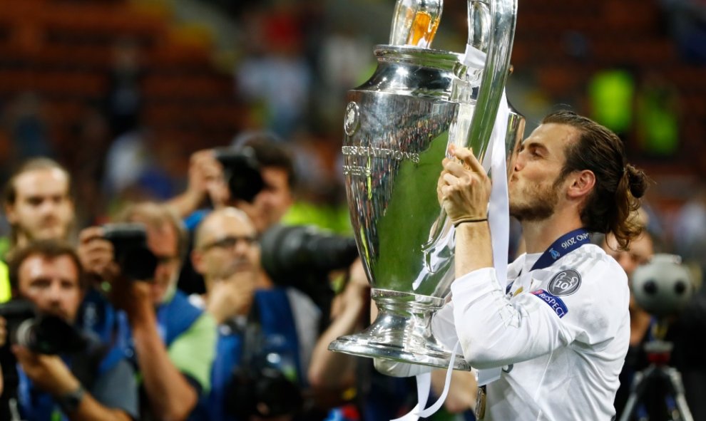 Gareth Bale besa la undécima Copa de Europa del Real Madrid. REUTERS/ Kai Pfaffenbac