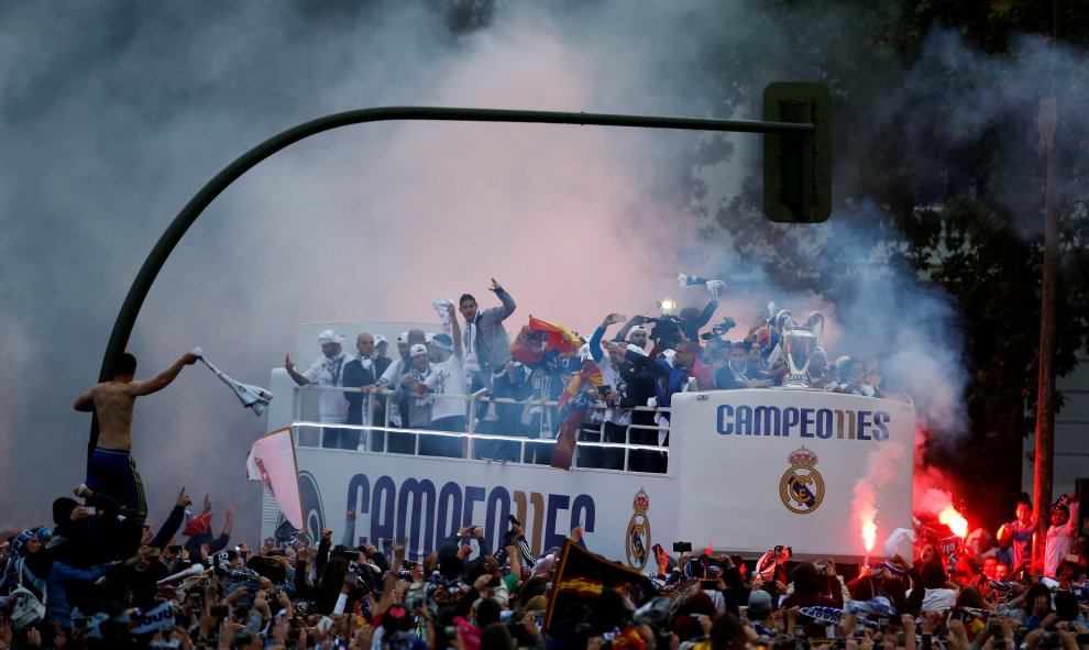 Lo jugadores y aficionados del Real Madrid celebran el título en la Plaza de Cibeles, en Madrid.- REUTERS / SUSANA VERA