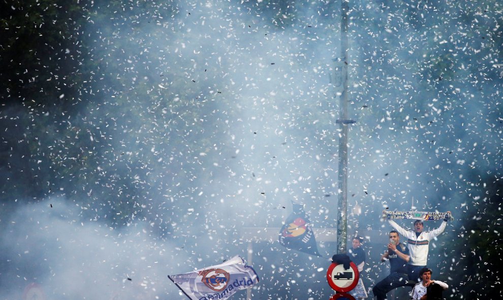 Lo jugadores y aficionados del Real Madrid celebran el título en la Plaza de Cibeles, en Madrid.- REUTERS / SUSANA VERA