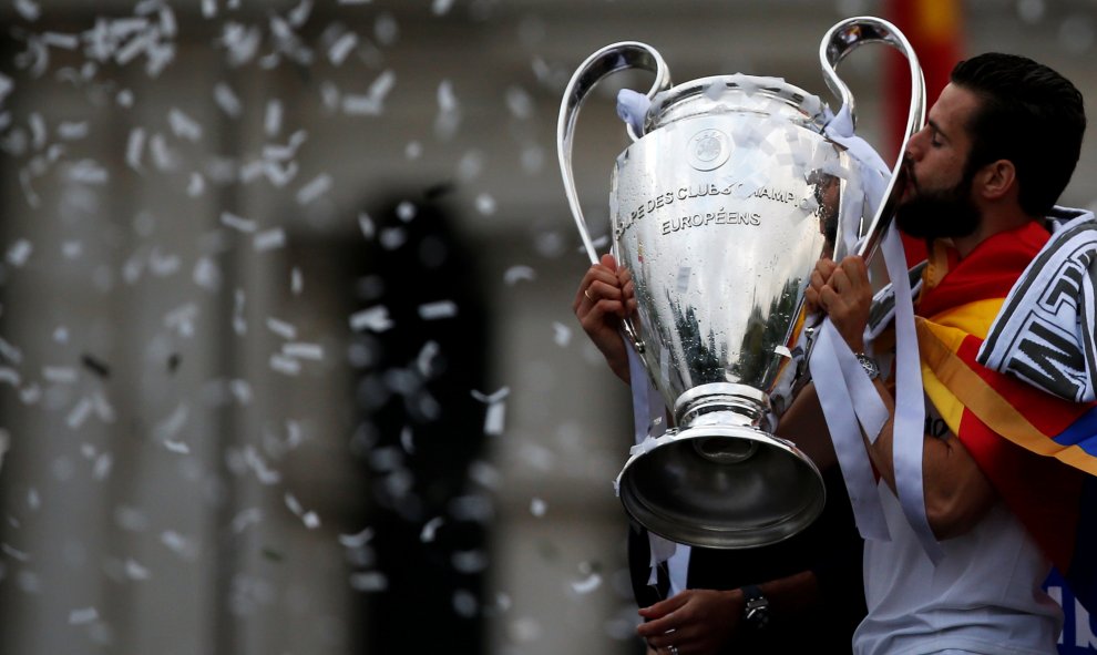 Lo jugadores y aficionados del Real Madrid celebran el título en la Plaza de Cibeles, en Madrid.- REUTERS / SUSANA VERA