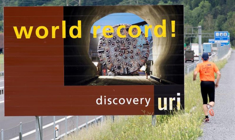 Un cartel anuncia el récord mundial durante la inauguración del nuevo túnel ferroviario de base de San Gotardo, ubicado en el sur de Suiza. EFE/Laurent Gillieron