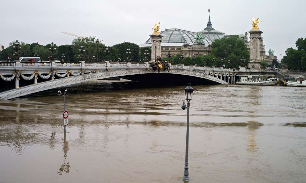 Las lámparas del puente de Alexandre III, uno de los más emblemáticos de la ciudad, han quedado también parcialmente sumergidas. / EFE