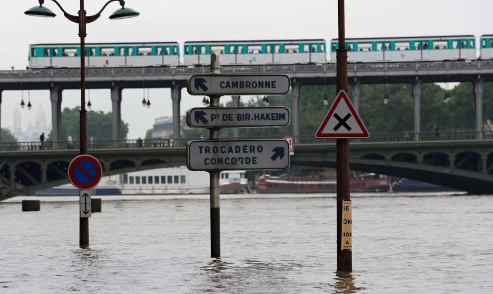 Otra imagen inédita: el desbordamiento del Sena cerca del puente Bir-Hakeim. / REUTERS