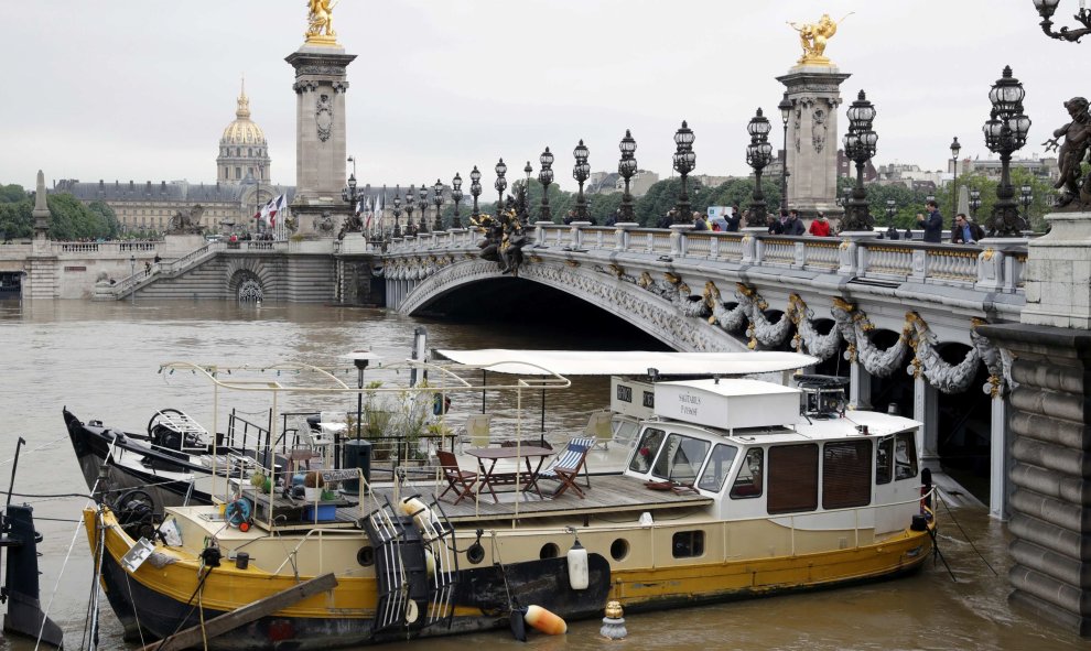 Barcazas junto al Puernte Alejandro III sobre el Sena, en parís. REUTERS/Philippe Wojazer