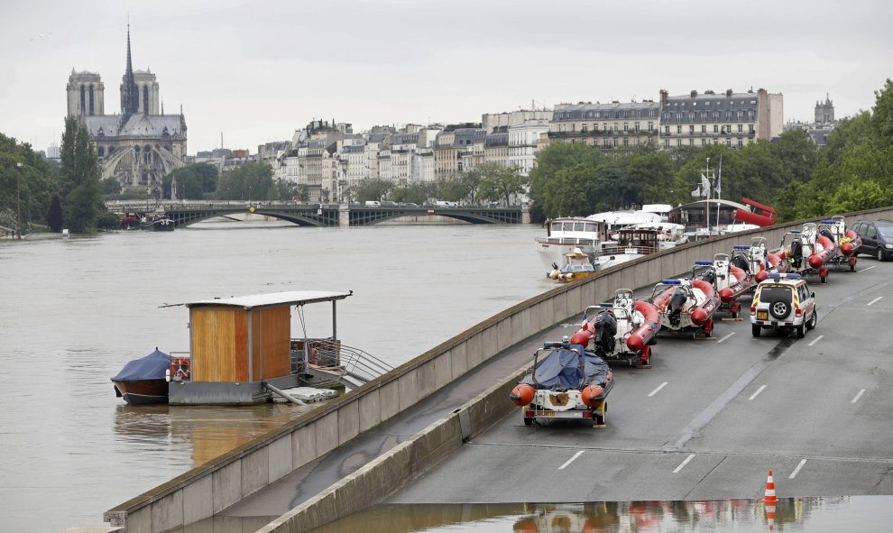 Botes inflables de emergencia, aparcados en un puente con la Catedral de Notre Dame al fondo, en París. REUTERS / Charles Platiau