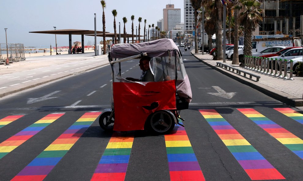 Personas cruzando un paso de peatones con los colores del arco iris antes de la marcha del orgullo gay en Tel Aviv, Israel. REUTERS REUTERS / Baz Ratne