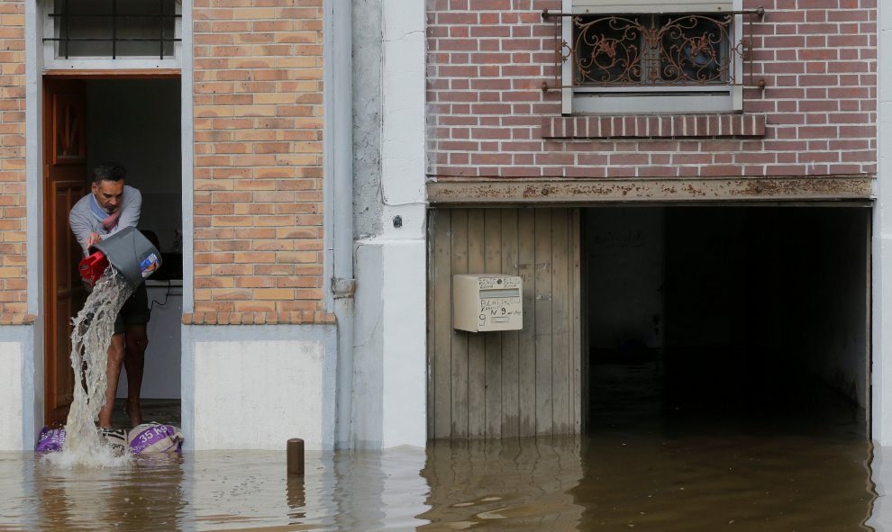 Un hombre vacía agua de su casa inundada en Villeneuve Saint-Georges, a las afueras de París, Francia. REUTERS