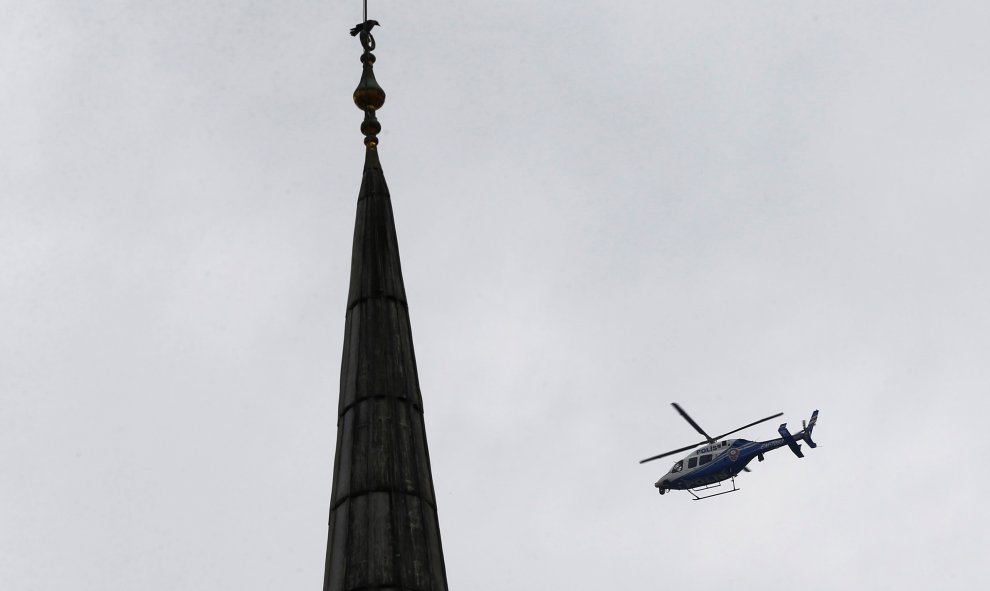 Un helicóptero de la policía sobrevuela la zona del atentado, en el centro de Estambul. REUTERS/Osman Orsal