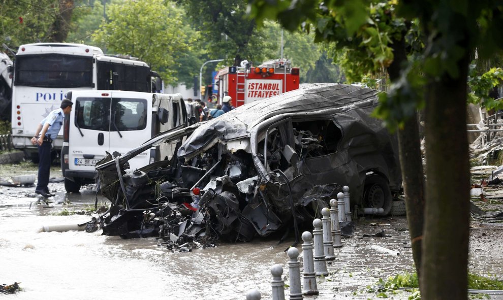 Una furgoneta destruida cerca del autobús de la policía turca, blanco del ataque bomba. REUTERS / Osman Orsal