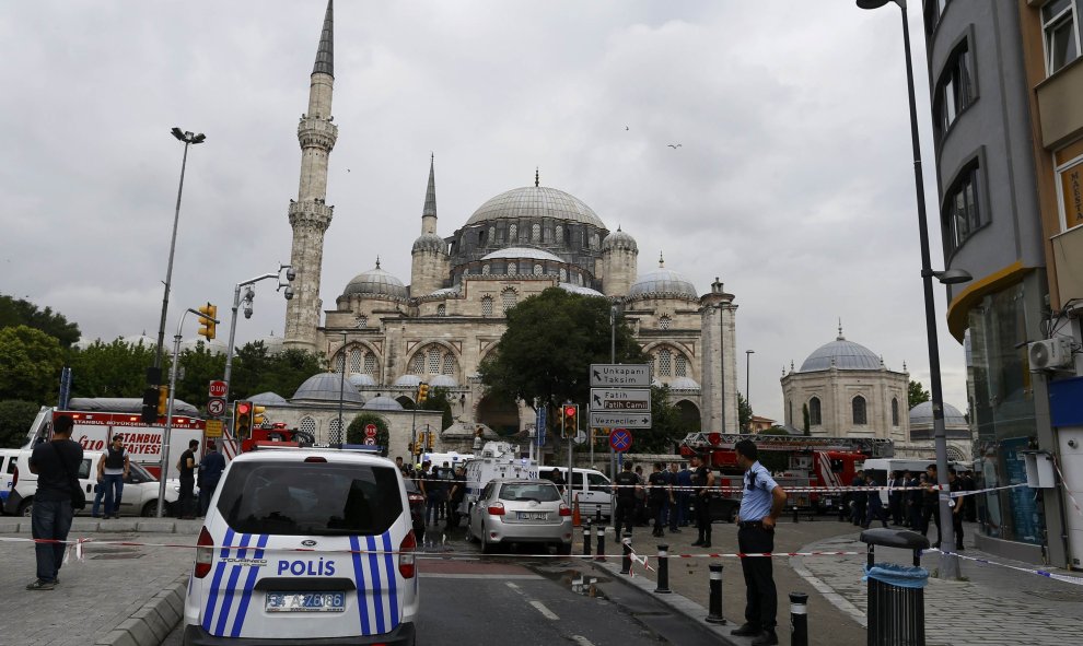La policía acordona la zona cercana al lugar del ataque, en el centro de Estambul. REUTERS/Osman Orsal
