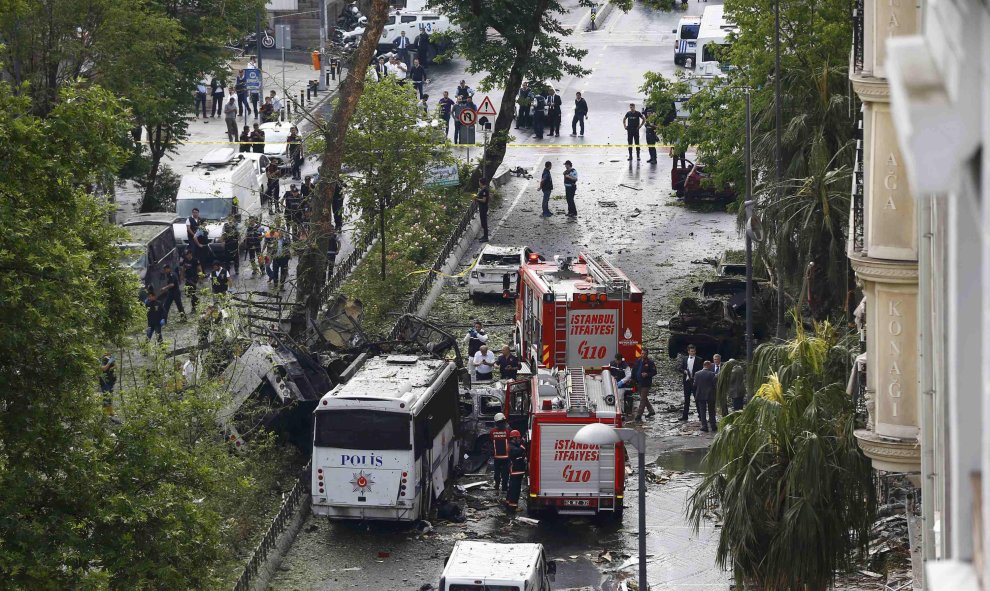 Los camiones de bomberos se colocan al lado de un autobús turco que fue objetivo  de un atentado con bombas en un distrito céntrico de Estambul,Turquía. REUTERS / Osman Orsal