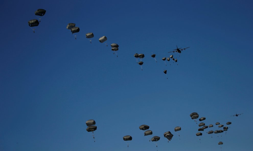 Paracaidistas estadounidenses de la 82 división aerotransportada saltan desde un avión C-17 Globemaster durante el ejercicio de la OTAN, Anaconda 16  cerca de Torun, Polonia. REUTERS/Kacper Pempel