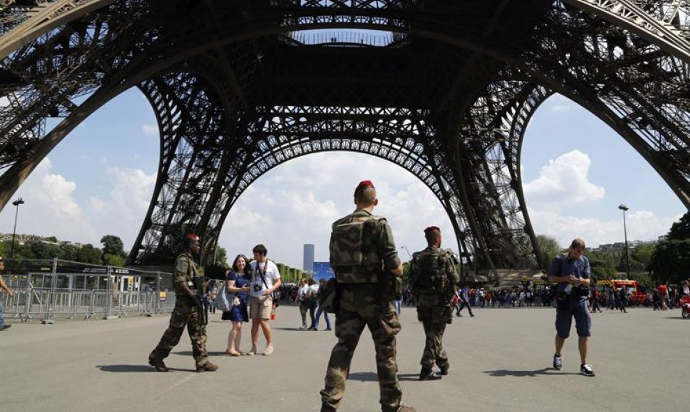 Varios soldados franceses hacen guardia delante de la Torre Eiffel en París, Francia. De cara a la Eurocopa de fútbol que se celebra en el país,  han llegado a Francia 180 policías de 23 países para ayudar a las fuerzas del orden francesas en el seguimien
