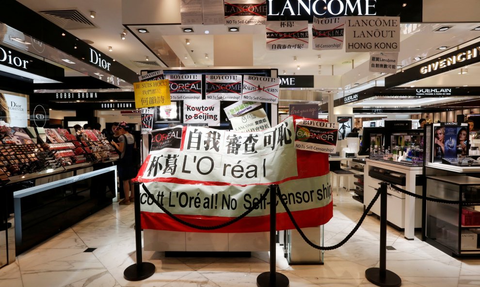 Pancartas colocadas por  manifestantes en un puesto de la marca de lujo de maquillaje Lancome en un centro comercial en Hong Kong. REUTERS / Bobby Yip